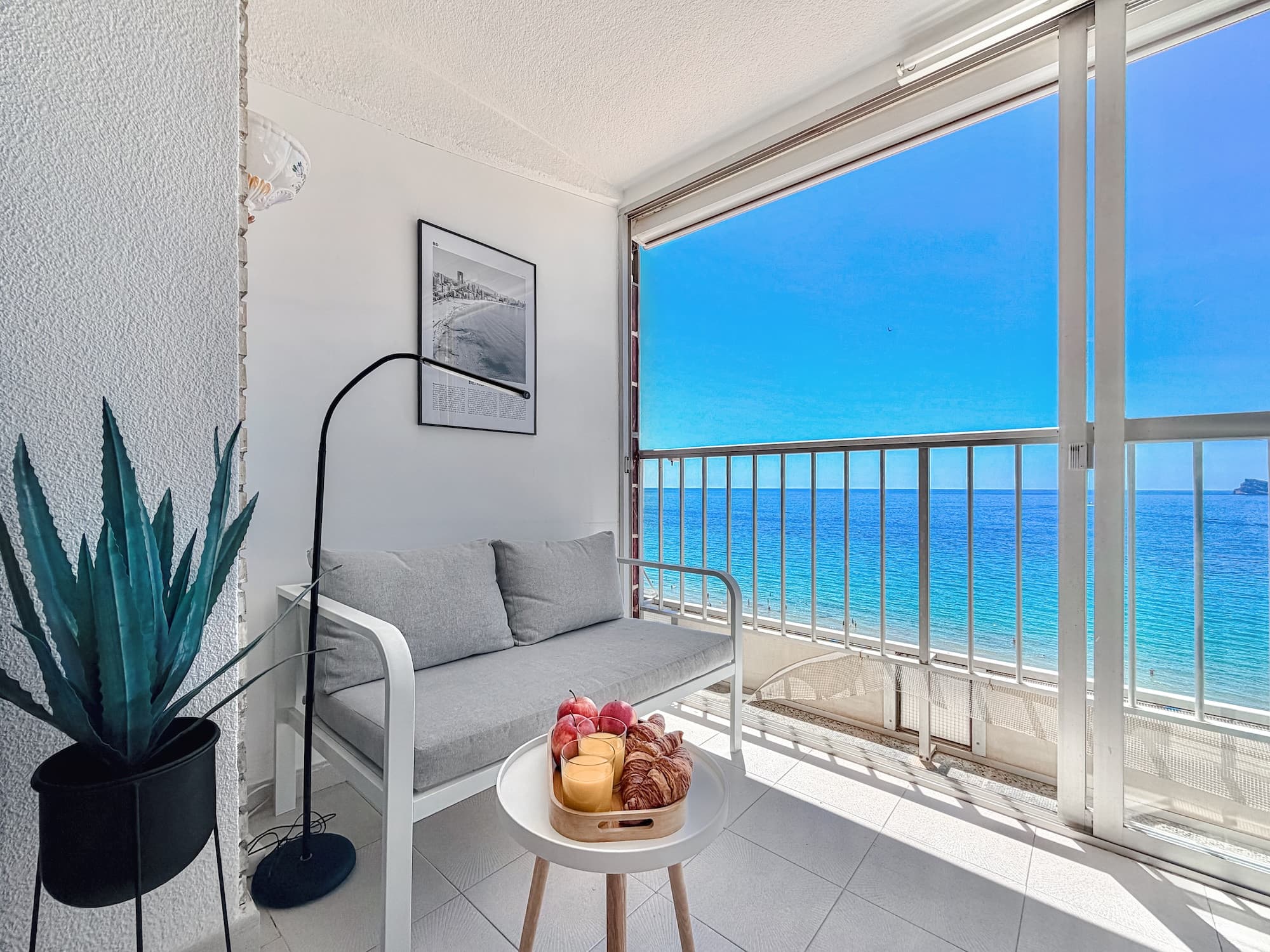 SEAFRONT BEACH STUNNING VIEWS APARTMETNT (R194)